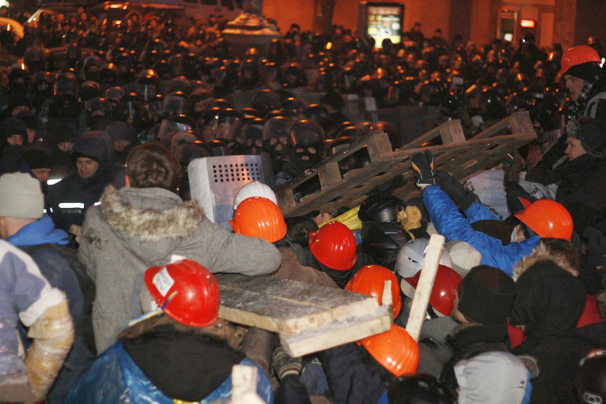 Protesters holding the barricades on Maidan Nezalezhnosti in Kyiv on the night of December 11, 2013